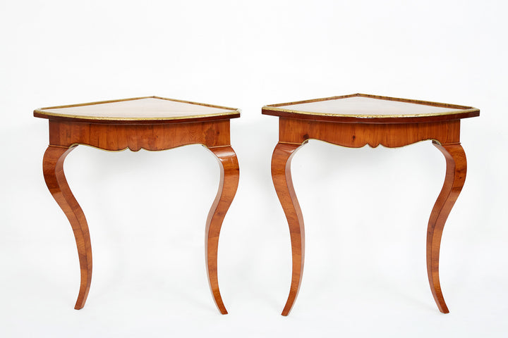 Paar - Seltene Rokoko‑Ecktische aus Nußbaum‑Maserholz – Potsdam, um 1750/60