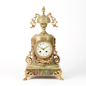 Runde Kaminuhr aus Onyx wohl um 1860