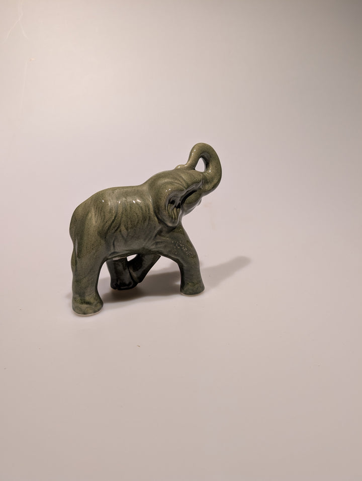 Porzellan-Elefant mit erhobenem Rüssel - dekorative Tierfigur in Grüntönen
